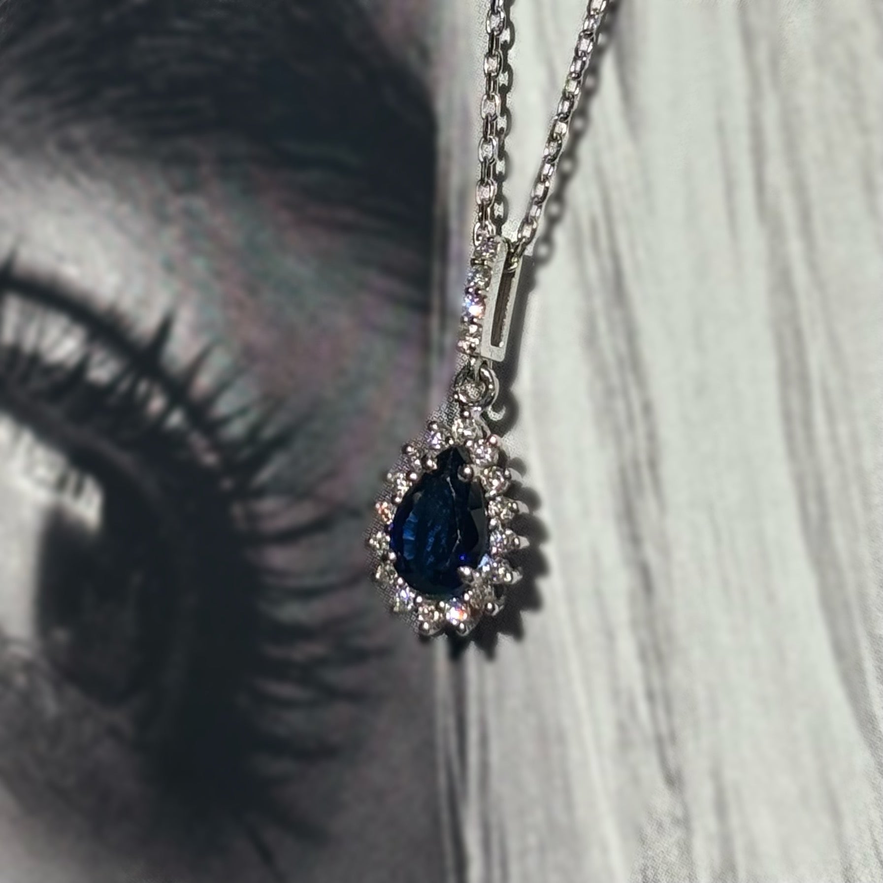 Висулка бяло злато със сапфир и диаманти 0.61 карата